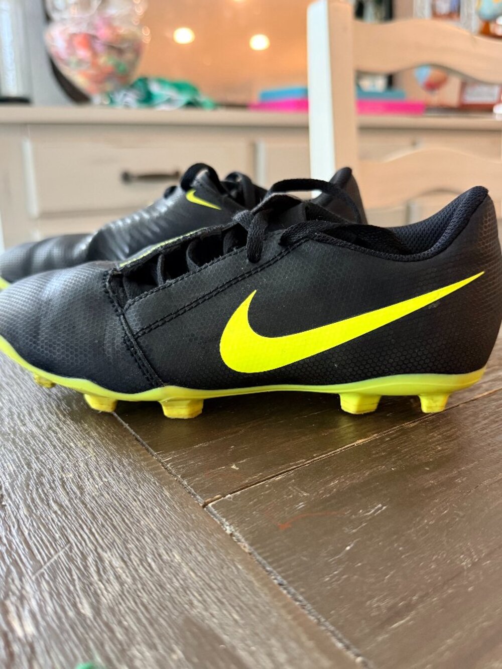 Nike Kids Phantom Venom Club FG Soccer Cleats Size 1Y Black Yellow